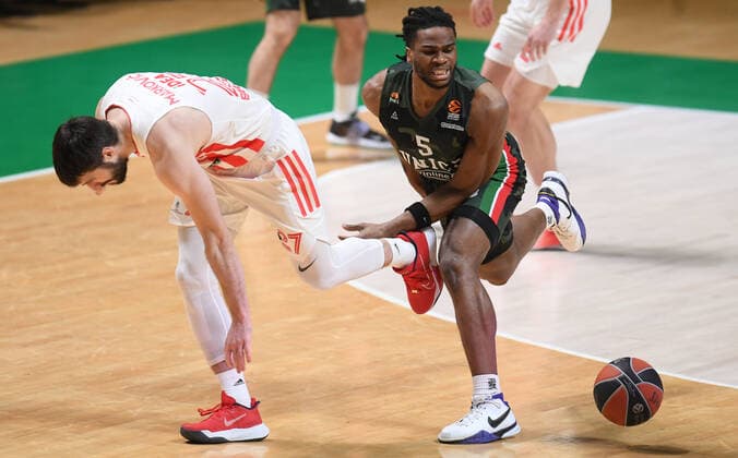 Basketball, EuroLeague, Unics Kasan - Roter Stern Belgrad Russia Basketball Euroleague UNICS - Crvena Zvezda 8111805 11.02.2022 UNICS Jarrell Brantley and Crvena Zvezda s Stefan Markovic struggle for a ball during the Euroleague basketball match between UNICS Kazan and Crvena Zvezda Belgrade, in Kazan, Russia s Republic of Tatarstan, Russia. Maksim Bogodvid Sputnik Kazan Republic of Tatarstan Russia  Copyright: xMaksimxBogodvidx