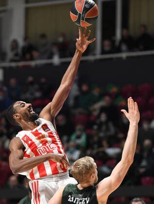 Basketball, EuroLeague, Unics Kasan - Roter Stern Belgrad Russia Basketball Euroleague UNICS - Crvena Zvezda 8111821 11.02.2022 UNICS Vyacheslav Zaytsev and Crvena Zvezda s Austin Hollins struggle for a ball during the Euroleague basketball match between UNICS Kazan and Crvena Zvezda Belgrade, in Kazan, Russia s Republic of Tatarstan, Russia. Maksim Bogodvid Sputnik Kazan Republic of Tatarstan Russia  Copyright: xMaksimxBogodvidx
