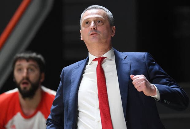 Russia Basketball Euroleague UNICS - Crvena Zvezda 8111812 11.02.2022 Crvena Zvezda s head coach Dejan Radonjic during the Euroleague basketball match between UNICS Kazan and Crvena Zvezda Belgrade, in Kazan, Russia s Republic of Tatarstan, Russia. Maksim Bogodvid Sputnik Kazan Republic of Tatarstan Russia  Copyright: xMaksimxBogodvidx