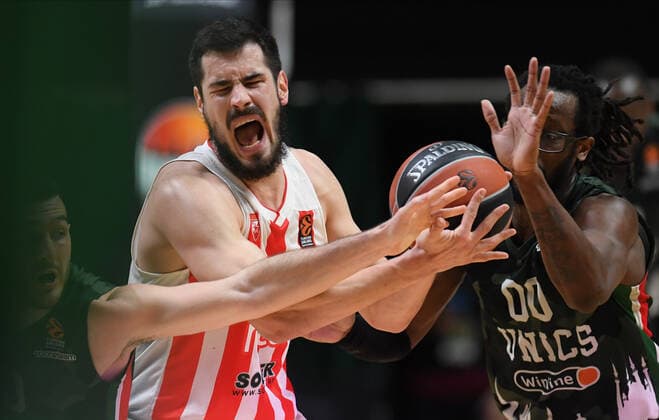 Russia Basketball Euroleague UNICS - Crvena Zvezda 8111858 11.02.2022 UNICS John Brown, right, and Crvena Zvezda s Nikola Kalinic struggle for a ball during the Euroleague basketball match between UNICS Kazan and Crvena Zvezda Belgrade, in Kazan, Russia s Republic of Tatarstan, Russia. Maksim Bogodvid Sputnik Kazan Republic of Tatarstan Russia  Copyright: xMaksimxBogodvidx