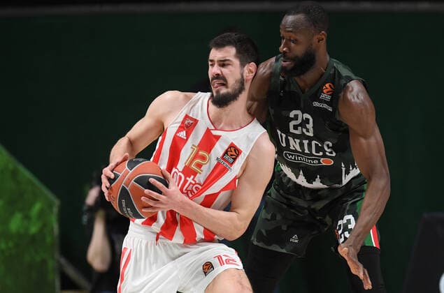 Russia Basketball Euroleague UNICS - Crvena Zvezda 8111856 11.02.2022 UNICS Tonye Jekiri, left, and Crvena Zvezda s Nikola Kalinic struggle for a ball during the Euroleague basketball match between UNICS Kazan and Crvena Zvezda Belgrade, in Kazan, Russia s Republic of Tatarstan, Russia. Maksim Bogodvid Sputnik Kazan Republic of Tatarstan Russia  Copyright: xMaksimxBogodvidx