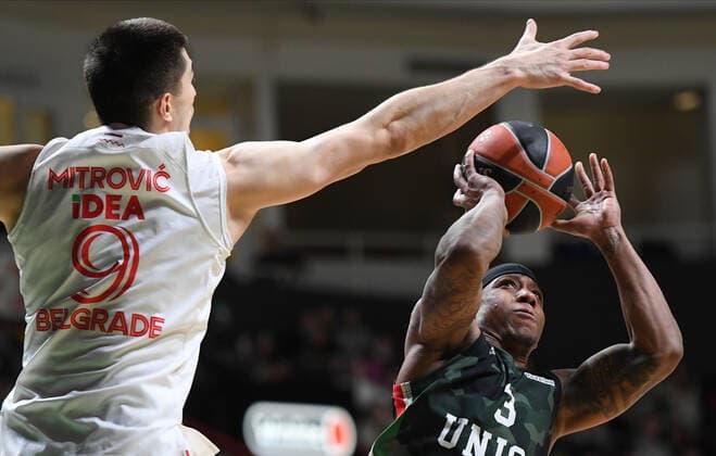 Russia Basketball Euroleague UNICS - Crvena Zvezda 8111862 11.02.2022 UNICS Isaiah Canaan, right, and Crvena Zvezda s Luka Mitrovic struggle for a ball during the Euroleague basketball match between UNICS Kazan and Crvena Zvezda Belgrade, in Kazan, Russia s Republic of Tatarstan, Russia. Maksim Bogodvid Sputnik Kazan Republic of Tatarstan Russia  Copyright: xMaksimxBogodvidx