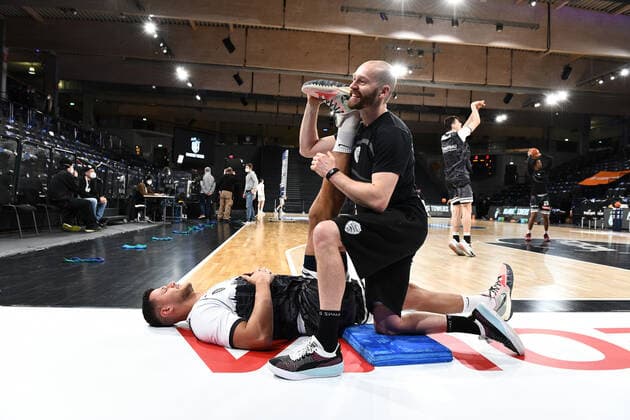 Basketball I Herren I Saison 2021-2022 I BBL I 21. Spieltag I Hamburg Towers - S.OLIVER WÜRZBURG I 11.02.2022 FILIP STANIC (65, S.OLIVER WÜRZBURG) beim Stretching Hamburg edel-optics.de Arena Hamburg Deutschland Copyright: xLobeca AndreasxHannigx