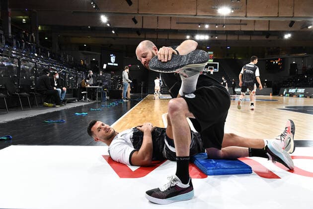 Basketball I Herren I Saison 2021-2022 I BBL I 21. Spieltag I Hamburg Towers - S.OLIVER WÜRZBURG I 11.02.2022 FILIP STANIC (65, S.OLIVER WÜRZBURG) beim Stretching Hamburg edel-optics.de Arena Hamburg Deutschland Copyright: xLobeca AndreasxHannigx
