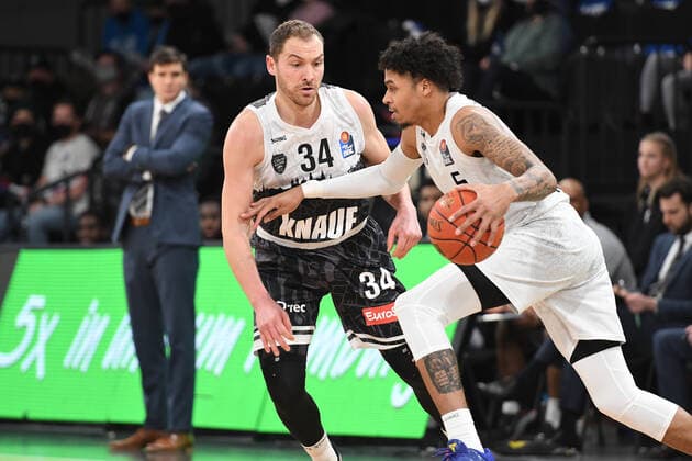 Basketball I Herren I Saison 2021-2022 I BBL I 21. Spieltag I Hamburg Towers - S.OLIVER WÜRZBURG I 11.02.2022 FELIX HOFFMANN (34, S.OLIVER WÜRZBURG) stoppt Caleb Homesley (5, Hamburg Towers) Hamburg edel-optics.de Arena Hamburg Deutschland Copyright: xLobeca AndreasxHannigx