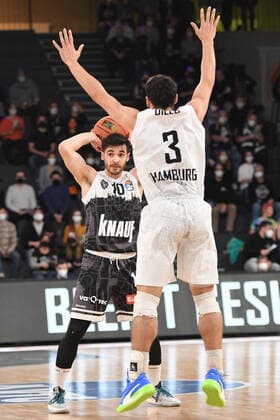 Basketball I Herren I Saison 2021-2022 I BBL I 21. Spieltag I Hamburg Towers - S.OLIVER WÜRZBURG I 11.02.2022 LUCIANO PARODI (10, S.OLIVER WÜRZBURG) gegen Maximilian DiLeo (3, Hamburg Towers) Hamburg edel-optics.de Arena Hamburg Deutschland Copyright: xLobeca AndreasxHannigx