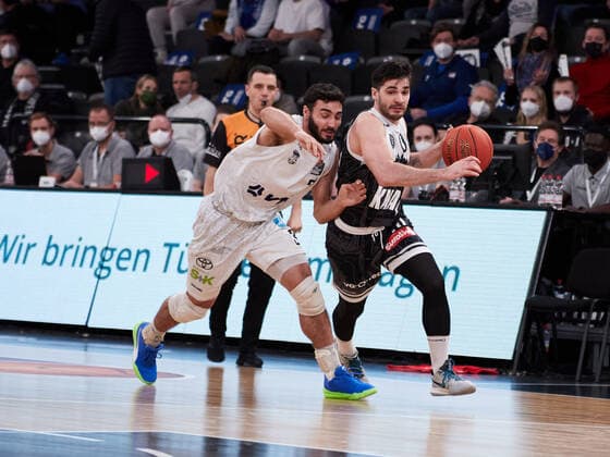 Duel between Luciano Parodi s Oliver Wuerzburg 10 and Max Dileo Hamburg Towers 03 Hamburg Towers vs s Oliver Wuerzburg, 1 Bundesliga, Basketball, easycredit BBL, edel optics de Arena, Spielzeit 2021 2022, 21 Spieltag, 11 02 2022 Foto EIBNER Stephanie Zerbe Hamburg Towers vs s Oliver Wuerzburg, 1 Bundesliga, Basketball, easycredit BBL, Spielzeit 2021 2022, 21 Spieltag, 11 02 2022 Hamburg Copyright: xStephaniexZerbe xEibner-Pressefox EP_SZE