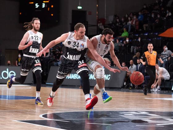 Duel between Max Dileo Hamburg Towers 03 and Felix Hoffmann s Oliver Wuerzburg 34 Hamburg Towers vs s Oliver Wuerzburg, 1 Bundesliga, Basketball, easycredit BBL, edel optics de Arena, Spielzeit 2021 2022, 21 Spieltag, 11 02 2022 Foto EIBNER Stephanie Zerbe Hamburg Towers vs s Oliver Wuerzburg, 1 Bundesliga, Basketball, easycredit BBL, Spielzeit 2021 2022, 21 Spieltag, 11 02 2022 Hamburg Copyright: xStephaniexZerbe xEibner-Pressefox EP_SZE