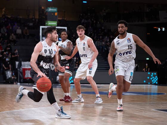 Luciano Parodi s Oliver Wuerzburg 10 , Maik Kotsar Hamburg Towers 11 Hamburg Towers vs s Oliver Wuerzburg, 1 Bundesliga, Basketball, easycredit BBL, edel optics de Arena, Spielzeit 2021 2022, 21 Spieltag, 11 02 2022 Foto EIBNER Stephanie Zerbe Hamburg Towers vs s Oliver Wuerzburg, 1 Bundesliga, Basketball, easycredit BBL, Spielzeit 2021 2022, 21 Spieltag, 11 02 2022 Hamburg Copyright: xStephaniexZerbe xEibner-Pressefox EP_SZE