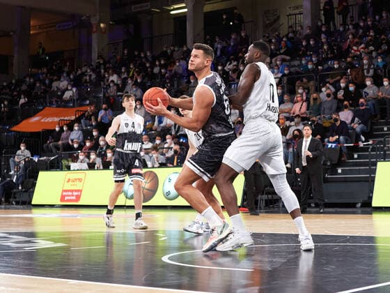 Duel between Filip Stanic s Oliver Wuerzburg 65 , Eddy Edigin Hamburg Towers 17 Hamburg Towers vs s Oliver Wuerzburg, 1 Bundesliga, Basketball, easycredit BBL, edel optics de Arena, Spielzeit 2021 2022, 21 Spieltag, 11 02 2022 Foto EIBNER Stephanie Zerbe Hamburg Towers vs s Oliver Wuerzburg, 1 Bundesliga, Basketball, easycredit BBL, Spielzeit 2021 2022, 21 Spieltag, 11 02 2022 Hamburg Copyright: xStephaniexZerbe xEibner-Pressefox EP_SZE