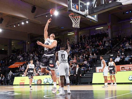 Filip Stanic s Oliver Wuerzburg 65 , Eddy Edigin Hamburg Towers 17 Hamburg Towers vs s Oliver Wuerzburg, 1 Bundesliga, Basketball, easycredit BBL, edel optics de Arena, Spielzeit 2021 2022, 21 Spieltag, 11 02 2022 Foto EIBNER Stephanie Zerbe Hamburg Towers vs s Oliver Wuerzburg, 1 Bundesliga, Basketball, easycredit BBL, Spielzeit 2021 2022, 21 Spieltag, 11 02 2022 Hamburg Copyright: xStephaniexZerbe xEibner-Pressefox EP_SZE