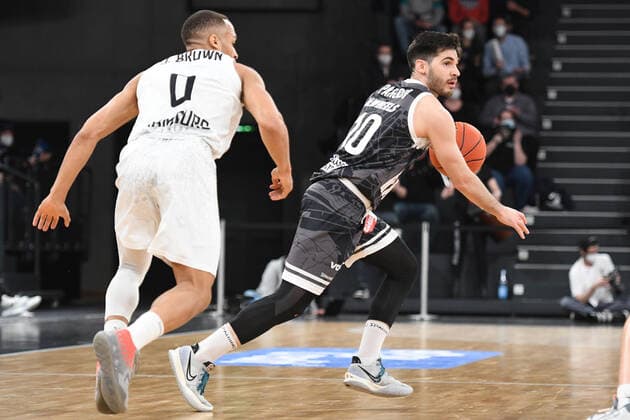 Basketball I Herren I Saison 2021-2022 I BBL I 21. Spieltag I Hamburg Towers - S.OLIVER WÜRZBURG I 11.02.2022 LUCIANO PARODI (10, S.OLIVER WÜRZBURG) und =Hamburg Towers Hamburg edel-optics.de Arena Hamburg Deutschland Copyright: xLobeca AndreasxHannigx