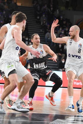 Basketball I Herren I Saison 2021-2022 I BBL I 21. Spieltag I Hamburg Towers - S.OLIVER WÜRZBURG I 11.02.2022 FELIX HOFFMANN (34, S.OLIVER WÜRZBURG) und Robin Christen (8, Hamburg Towers) Hamburg edel-optics.de Arena Hamburg Deutschland Copyright: xLobeca AndreasxHannigx