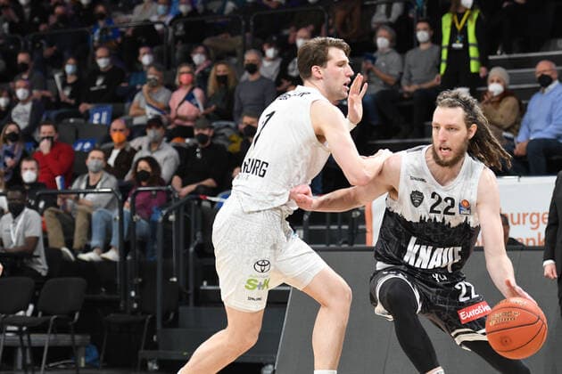 Basketball I Herren I Saison 2021-2022 I BBL I 21. Spieltag I Hamburg Towers - S.OLIVER WÜRZBURG I 11.02.2022 CRAIG MOLLER (22, S.OLIVER WÜRZBURG) gegen Lukas Meisner (7, Hamburg Towers) Hamburg edel-optics.de Arena Hamburg Deutschland Copyright: xLobeca AndreasxHannigx