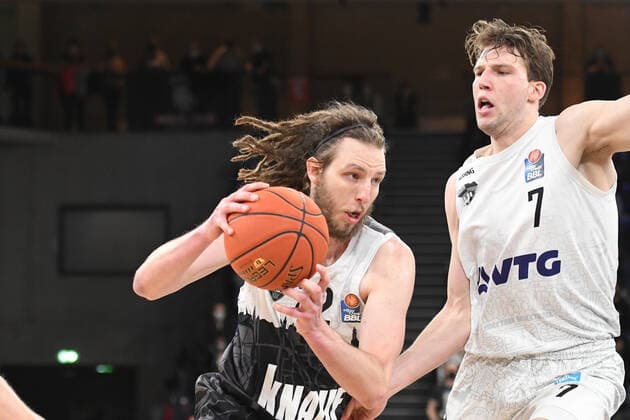 Basketball I Herren I Saison 2021-2022 I BBL I 21. Spieltag I Hamburg Towers - S.OLIVER WÜRZBURG I 11.02.2022 CRAIG MOLLER (22, S.OLIVER WÜRZBURG) und Lukas Meisner (7, Hamburg Towers) Hamburg edel-optics.de Arena Hamburg Deutschland Copyright: xLobeca AndreasxHannigx