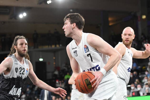Basketball I Herren I Saison 2021-2022 I BBL I 21. Spieltag I Hamburg Towers - S.OLIVER WÜRZBURG I 11.02.2022 Lukas Meisner (7, Hamburg Towers) und CRAIG MOLLER (22, S.OLIVER WÜRZBURG) Hamburg edel-optics.de Arena Hamburg Deutschland Copyright: xLobeca AndreasxHannigx