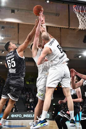Basketball I Herren I Saison 2021-2022 I BBL I 21. Spieltag I Hamburg Towers - S.OLIVER WÜRZBURG I 11.02.2022 FILIP STANIC (65, S.OLIVER WÜRZBURG) und Robin Christen (8, Hamburg Towers) Hamburg edel-optics.de Arena Hamburg Deutschland Copyright: xLobeca AndreasxHannigx