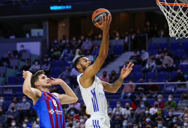 11th February 2022 Wizink Center Madrid Spain Turkish Airlines Euroleague Basketball Real Madrid vs FC Barcelona Barca Sergi Martinez Barca and Adam Hanga Madrid Madrid Madrid Spain Basketball Copyright: xAlbaxPachecox xAgenciaxLOFx