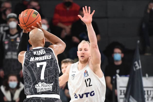 Basketball I Herren I Saison 2021-2022 I BBL I 21. Spieltag I Hamburg Towers - S.OLIVER WÜRZBURG I 11.02.2022 ALEX KING (7, S.OLIVER WÜRZBURG) beim Dreipunktewurf - Seth Hinrichs (12, Hamburg Towers) kommt zu spät Hamburg edel-optics.de Arena Hamburg Deutschland Copyright: xLobeca AndreasxHannigx