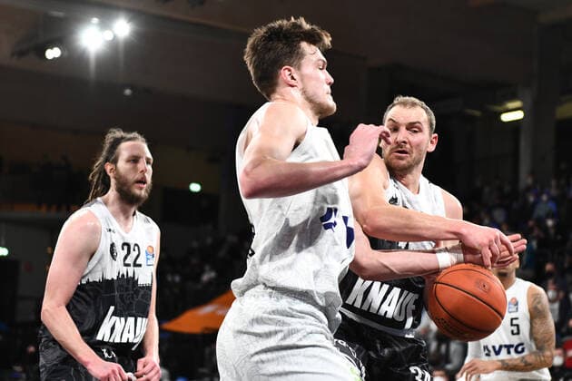 Basketball I Herren I Saison 2021-2022 I BBL I 21. Spieltag I Hamburg Towers - S.OLIVER WÜRZBURG I 11.02.2022 FELIX HOFFMANN (34, S.OLIVER WÜRZBURG) und Maik Kotsar (11, Hamburg Towers) Hamburg edel-optics.de Arena Hamburg Deutschland Copyright: xLobeca AndreasxHannigx