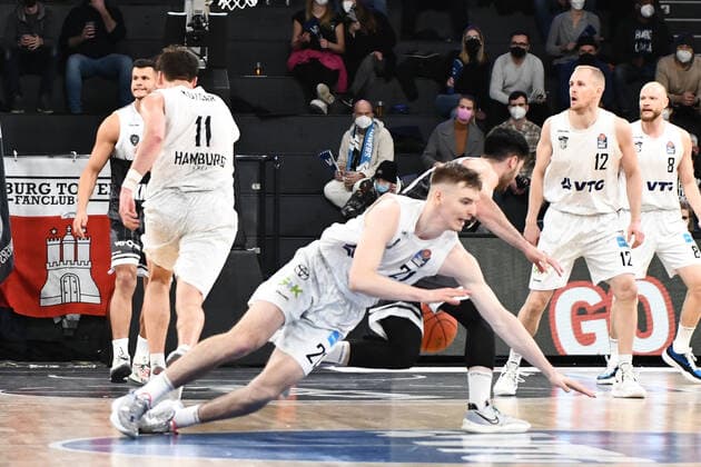 Basketball I Herren I Saison 2021-2022 I BBL I 21. Spieltag I Hamburg Towers - S.OLIVER WÜRZBURG I 11.02.2022 Justus Hollatz (21, Hamburg Towers) stürzt Hamburg edel-optics.de Arena Hamburg Deutschland Copyright: xLobeca AndreasxHannigx