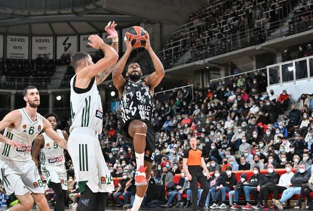 James Gist (asvel) vs Stefan Jovic (panathinaikos) BASKETBALL : LDLC ASVEL vs Panathinaikos AthÂnes - Euroligue - 11 02 2022 FredericChambert Panoramic 