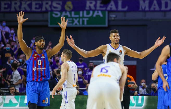 11th February 2022 Wizink Center Madrid Spain Turkish Airlines Euroleague Basketball Real Madrid vs FC Barcelona Barca Brandon Davies Barca and Edy Walter Tavares Madrid Madrid Madrid Madrid Spain Baloncesto Copyright: xAlbaxPachecox xAgenciaxLOFx