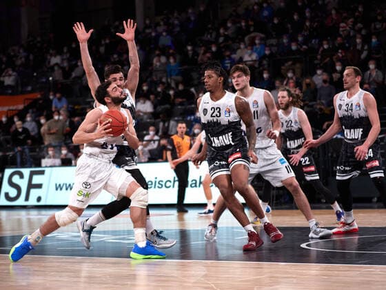 Desi Rodriguez s Oliver Wuerzburg 23 , Felix Hoffmann s Oliver Wuerzburg 34 , Hamburg Towers vs s Oliver Wuerzburg, 1 Bundesliga, Basketball, easycredit BBL, edel optics de Arena, Spielzeit 2021 2022, 21 Spieltag, 11 02 2022 Foto EIBNER Stephanie Zerbe Hamburg Towers vs s Oliver Wuerzburg, 1 Bundesliga, Basketball, easycredit BBL, Spielzeit 2021 2022, 21 Spieltag, 11 02 2022 Hamburg Copyright: xStephaniexZerbe xEibner-Pressefox EP_SZE