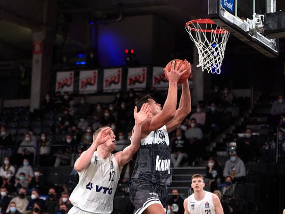 Basket toss by Filip Stanic s Oliver Wuerzburg 65 , Seth Hinrichs Hamburg Towers 12 Hamburg Towers vs s Oliver Wuerzburg, 1 Bundesliga, Basketball, easycredit BBL, edel optics de Arena, Spielzeit 2021 2022, 21 Spieltag, 11 02 2022 Foto EIBNER Stephanie Zerbe Hamburg Towers vs s Oliver Wuerzburg, 1 Bundesliga, Basketball, easycredit BBL, Spielzeit 2021 2022, 21 Spieltag, 11 02 2022 Hamburg Copyright: xStephaniexZerbe xEibner-Pressefox EP_SZE