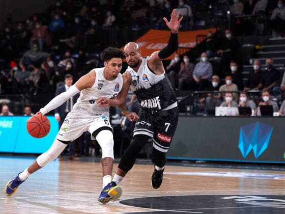 Caleb Homesley Hamburg Towers 05 , Alex King s Oliver Wuerzburg 07 Hamburg Towers vs s Oliver Wuerzburg, 1 Bundesliga, Basketball, easycredit BBL, edel optics de Arena, Spielzeit 2021 2022, 21 Spieltag, 11 02 2022 Foto EIBNER Stephanie Zerbe Hamburg Towers vs s Oliver Wuerzburg, 1 Bundesliga, Basketball, easycredit BBL, Spielzeit 2021 2022, 21 Spieltag, 11 02 2022 Hamburg Copyright: xStephaniexZerbe xEibner-Pressefox EP_SZE