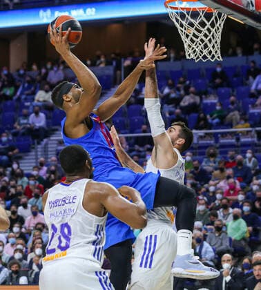 11th February 2022 Wizink Center Madrid Spain Turkish Airlines Euroleague Basketball Real Madrid vs FC Barcelona Barca Brandon Davies Barca and Alberto Abalde Madrid Madrid Madrid Madrid Spain Basketball Copyright: xAlbaxPachecox xAgenciaxLOFx