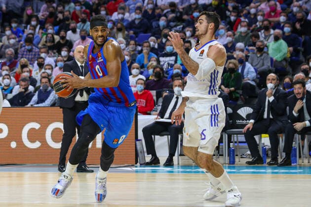 11th February 2022 Wizink Center Madrid Spain Turkish Airlines Euroleague Basketball Real Madrid vs FC Barcelona Barca Brandon Davies Barca and Alberto Abalde Madrid Madrid Madrid Madrid Spain Basketball Copyright: xAlbaxPachecox xAgenciaxLOFx