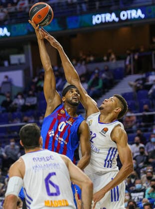 11th February 2022 Wizink Center Madrid Spain Turkish Airlines Euroleague Basketball Real Madrid vs FC Barcelona Barca Brandon Davies Barca and Edy Walter Tavares Madrid Madrid Madrid Madrid Spain Baloncesto Copyright: xAlbaxPachecox xAgenciaxLOFx