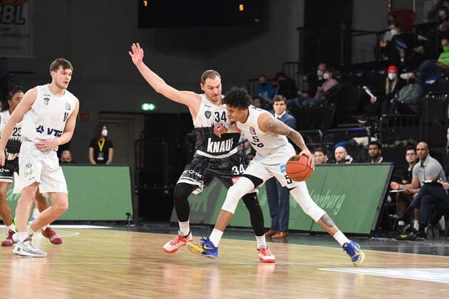 Basketball I Herren I Saison 2021-2022 I BBL I 21. Spieltag I Hamburg Towers - S.OLIVER WÜRZBURG I 11.02.2022 FELIX HOFFMANN (34, S.OLIVER WÜRZBURG) gegen Caleb Homesley (5, Hamburg Towers) und Maik Kotsar (11, Hamburg Towers) Hamburg edel-optics.de Arena Hamburg Deutschland Copyright: xLobeca AndreasxHannigx