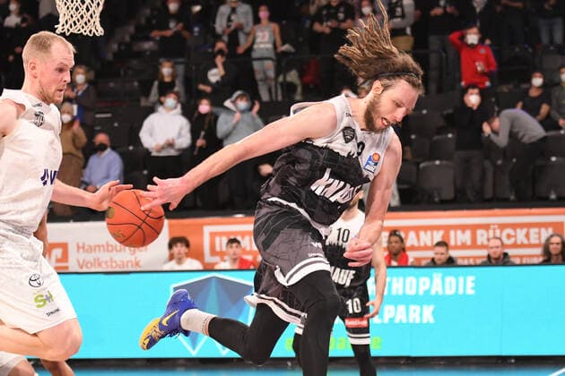 Basketball I Herren I Saison 2021-2022 I BBL I 21. Spieltag I Hamburg Towers - S.OLIVER WÜRZBURG I 11.02.2022 CRAIG MOLLER (22, S.OLIVER WÜRZBURG) versucht den Ball ins Feld zu retten - er landet bei Seth Hinrichs (12, Hamburg Towers) Hamburg edel-optics.de Arena Hamburg Deutschland Copyright: xLobeca AndreasxHannigx