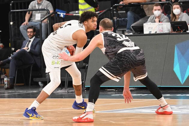 Basketball I Herren I Saison 2021-2022 I BBL I 21. Spieltag I Hamburg Towers - S.OLIVER WÜRZBURG I 11.02.2022 Caleb Homesley (5, Hamburg Towers) und FELIX HOFFMANN (34, S.OLIVER WÜRZBURG) Hamburg edel-optics.de Arena Hamburg Deutschland Copyright: xLobeca AndreasxHannigx