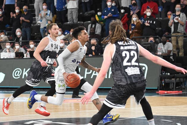 Basketball I Herren I Saison 2021-2022 I BBL I 21. Spieltag I Hamburg Towers - S.OLIVER WÜRZBURG I 11.02.2022 Caleb Homesley (5, Hamburg Towers) und FELIX HOFFMANN (34, S.OLIVER WÜRZBURG) und CRAIG MOLLER (22, S.OLIVER WÜRZBURG) Hamburg edel-optics.de Arena Hamburg Deutschland Copyright: xLobeca AndreasxHannigx