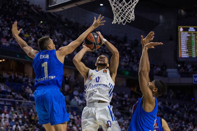 Spain: Real Madrid vs FC Barcelona, Barca Nigel Williams-Goss (C) and Rolands Smits (L) during FC Barcelona victory over Real Madrid 68 - 86 in Turkish Airlines Euroleague regular season game (round 26) celebrated in Madrid (Spain) at Wizink Center. February 11th 2022. Madrid Madrid Spain Copyright: JuanxCarlosxGarcíaxMate