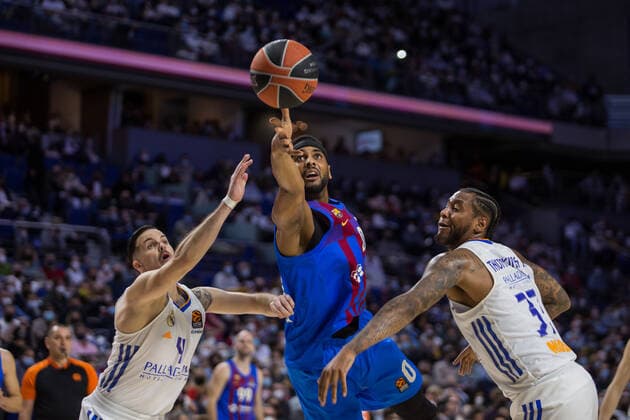 Spain: Real Madrid vs FC Barcelona, Barca Thomas Heurtel (L), Brandon Davies (C) and Trey Thompkins (R) during FC Barcelona victory over Real Madrid 68 - 86 in Turkish Airlines Euroleague regular season game (round 26) celebrated in Madrid (Spain) at Wizink Center. February 11th 2022. Madrid Madrid Spain Copyright: JuanxCarlosxGarcíaxMate