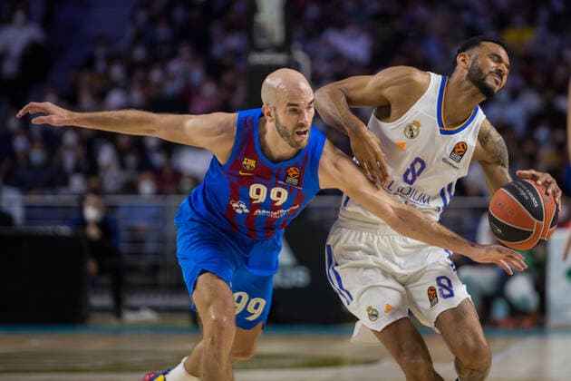 Spain: Real Madrid vs FC Barcelona, Barca Nick Calathes (L) and Adam Hanga (R) during FC Barcelona victory over Real Madrid 68 - 86 in Turkish Airlines Euroleague regular season game (round 26) celebrated in Madrid (Spain) at Wizink Center. February 11th 2022. Madrid Madrid Spain Copyright: JuanxCarlosxGarcíaxMate