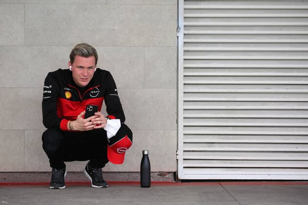 Maximilian Günter (GER) Nissan IM03 telefoniert mit einem Smartphone in der Boxegasse, Formula E FIA Weltmeisterschaft, Saison 8, Mexiko- City E- Prix, 11.02.2022, MEX, Kommunikation, Handy, Mobilität