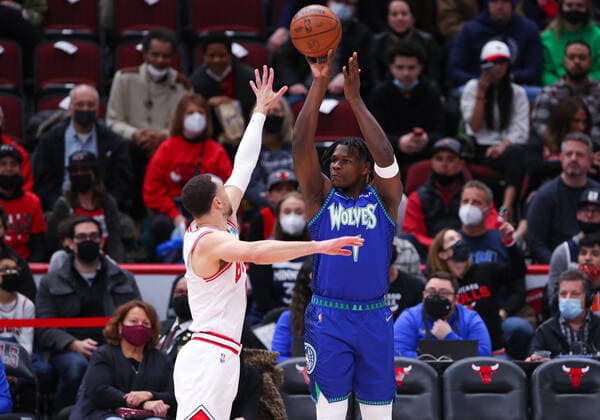 CHICAGO, IL - FEBRUARY 11: Minnesota Timberwolves forward Anthony Edwards (1) shoots a three point basket during a NBA, Basketball Herren, USA game between the Minnesota Timberwolves and the Chicago Bulls on February 11, 2022 at the United Center in Chicago, IL. (Photo by Melissa Tamez Icon Sportswire) NBA: FEB 11 Timberwolves at Bulls Icon22021104