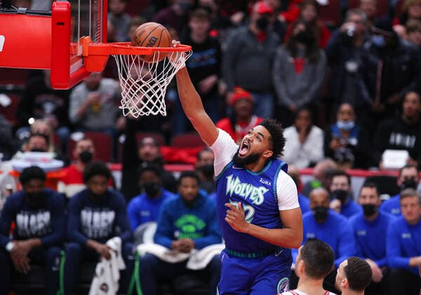 CHICAGO, IL - FEBRUARY 11: Minnesota Timberwolves center Karl-Anthony Towns (32) slam dunks the ball in action during a NBA, Basketball Herren, USA game between the Minnesota Timberwolves and the Chicago Bulls on February 11, 2022 at the United Center in Chicago, IL. (Photo by Melissa Tamez Icon Sportswire) NBA: FEB 11 Timberwolves at Bulls Icon22021107