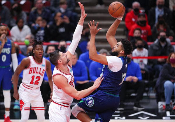CHICAGO, IL - FEBRUARY 11: Minnesota Timberwolves center Karl-Anthony Towns (32) shoots the ball over Chicago Bulls center Nikola Vucevic (9) during a NBA, Basketball Herren, USA game between the Minnesota Timberwolves and the Chicago Bulls on February 11, 2022 at the United Center in Chicago, IL. (Photo by Melissa Tamez Icon Sportswire) NBA: FEB 11 Timberwolves at Bulls Icon22021108
