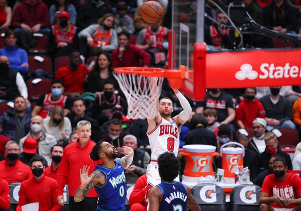 CHICAGO, IL - FEBRUARY 11: Chicago Bulls guard Zach LaVine (8) shoots a three point basket during a NBA, Basketball Herren, USA game between the Minnesota Timberwolves and the Chicago Bulls on February 11, 2022 at the United Center in Chicago, IL. (Photo by Melissa Tamez Icon Sportswire) NBA: FEB 11 Timberwolves at Bulls Icon22021114
