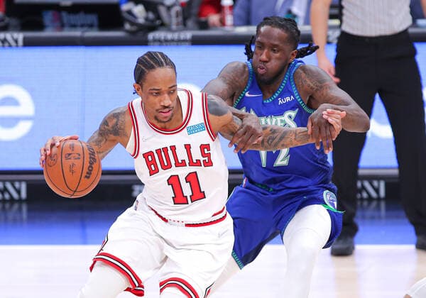 CHICAGO, IL - FEBRUARY 11: Minnesota Timberwolves forward Taurean Prince (12) guards Chicago Bulls forward DeMar DeRozan (11) during a NBA, Basketball Herren, USA game between the Minnesota Timberwolves and the Chicago Bulls on February 11, 2022 at the United Center in Chicago, IL. (Photo by Melissa Tamez Icon Sportswire) NBA: FEB 11 Timberwolves at Bulls Icon22021118