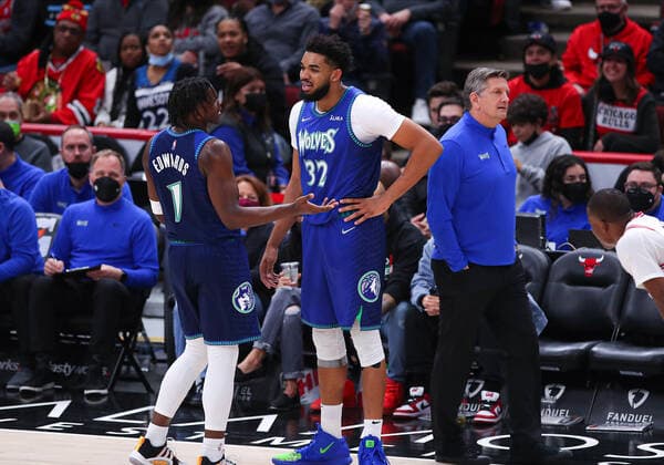 CHICAGO, IL - FEBRUARY 11: Minnesota Timberwolves forward Anthony Edwards (1) chats with Minnesota Timberwolves center Karl-Anthony Towns (32) during a timeout during a NBA, Basketball Herren, USA game between the Minnesota Timberwolves and the Chicago Bulls on February 11, 2022 at the United Center in Chicago, IL. (Photo by Melissa Tamez Icon Sportswire) NBA: FEB 11 Timberwolves at Bulls Icon22021123