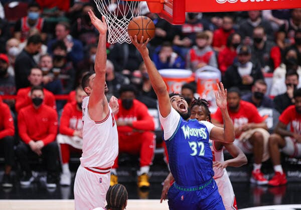 CHICAGO, IL - FEBRUARY 11: Minnesota Timberwolves center Karl-Anthony Towns (32) goes under the basket for a layup during a NBA, Basketball Herren, USA game between the Minnesota Timberwolves and the Chicago Bulls on February 11, 2022 at the United Center in Chicago, IL. (Photo by Melissa Tamez Icon Sportswire) NBA: FEB 11 Timberwolves at Bulls Icon22021126