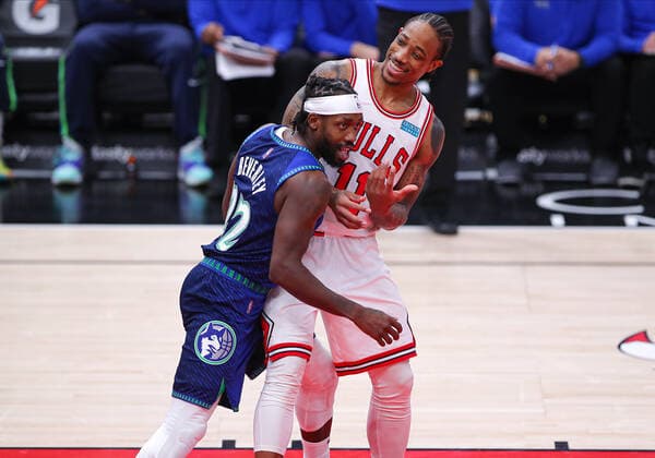 CHICAGO, IL - FEBRUARY 11: Chicago Bulls forward DeMar DeRozan (11) looks at Minnesota Timberwolves guard Patrick Beverley (22) during a NBA, Basketball Herren, USA game between the Minnesota Timberwolves and the Chicago Bulls on February 11, 2022 at the United Center in Chicago, IL. (Photo by Melissa Tamez Icon Sportswire) NBA: FEB 11 Timberwolves at Bulls Icon22021133