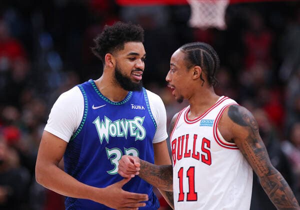 CHICAGO, IL - FEBRUARY 11: Minnesota Timberwolves center Karl-Anthony Towns (32) and Chicago Bulls forward DeMar DeRozan (11) after a NBA, Basketball Herren, USA game between the Minnesota Timberwolves and the Chicago Bulls on February 11, 2022 at the United Center in Chicago, IL. (Photo by Melissa Tamez Icon Sportswire) NBA: FEB 11 Timberwolves at Bulls Icon22021136